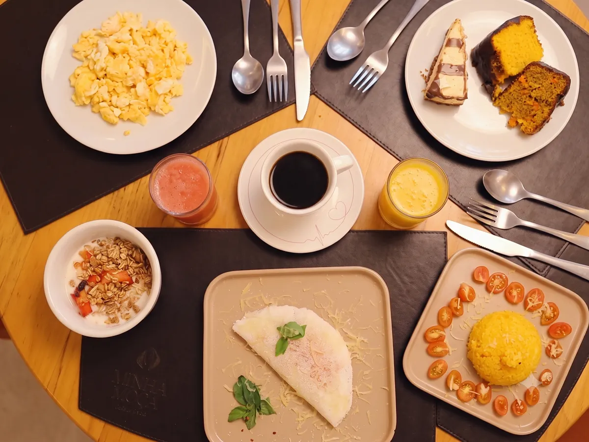 Mesa de café da manhã posta no Café do Beco, com frutas regionais e tapioca