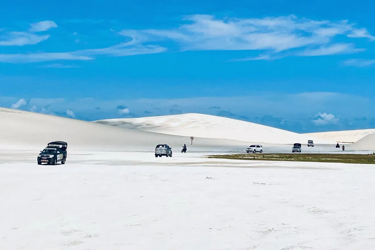 Trecho final de 4x4 pela areia na chegada a Jericoacoara, com dunas ao fundo