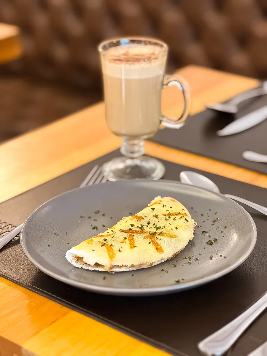 Café da manhã com frutas regionais, tapioca e cuscuz servido no Café do Beco