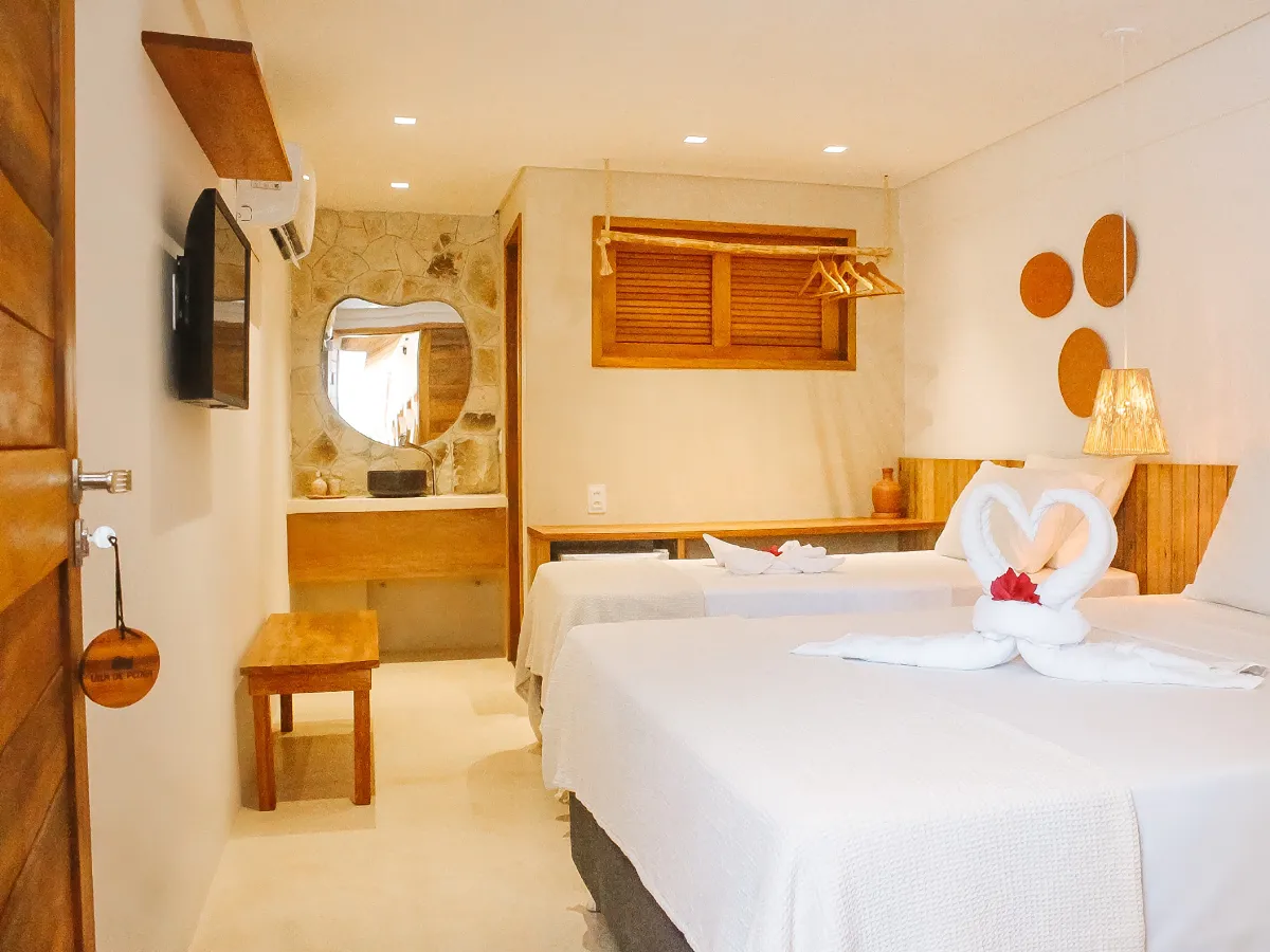 Quarto Triplo Standard com cama queen e cama de solteiro na Pousada Vila de Pedra