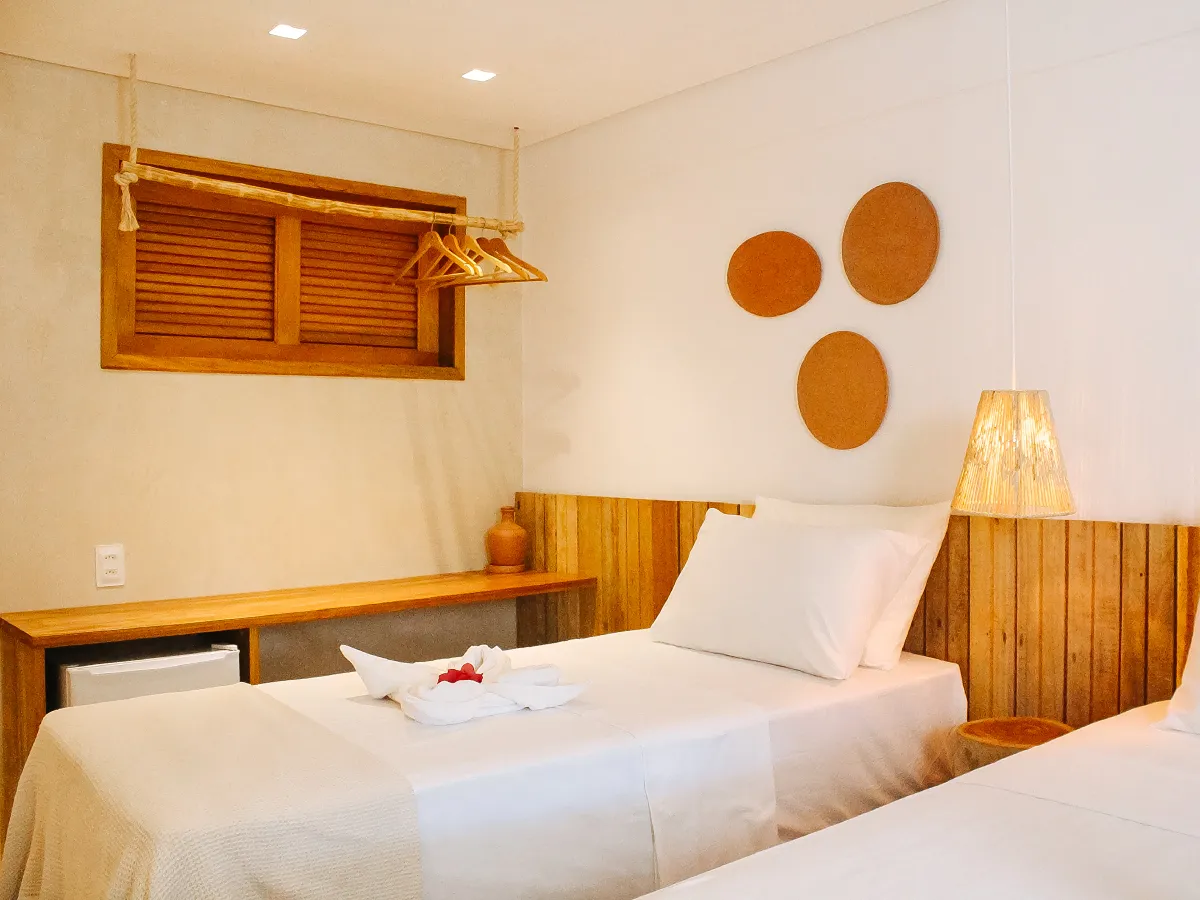 Banheiro do quarto Triplo Standard com ducha quente